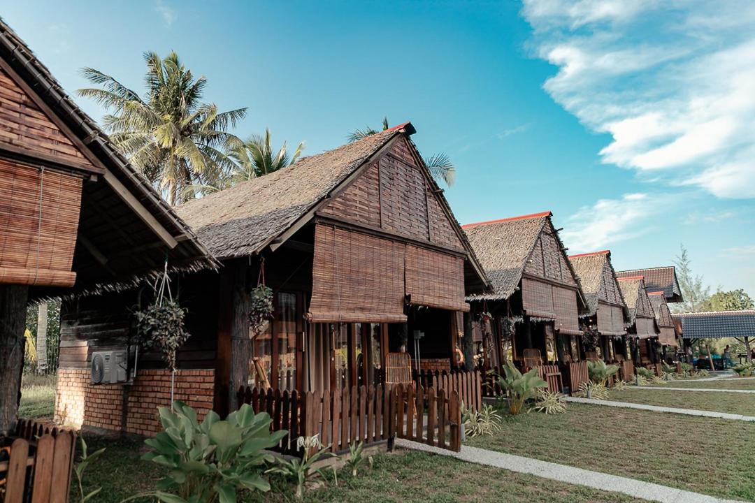 Nipoh Beach Cottage Kijal Esterno foto